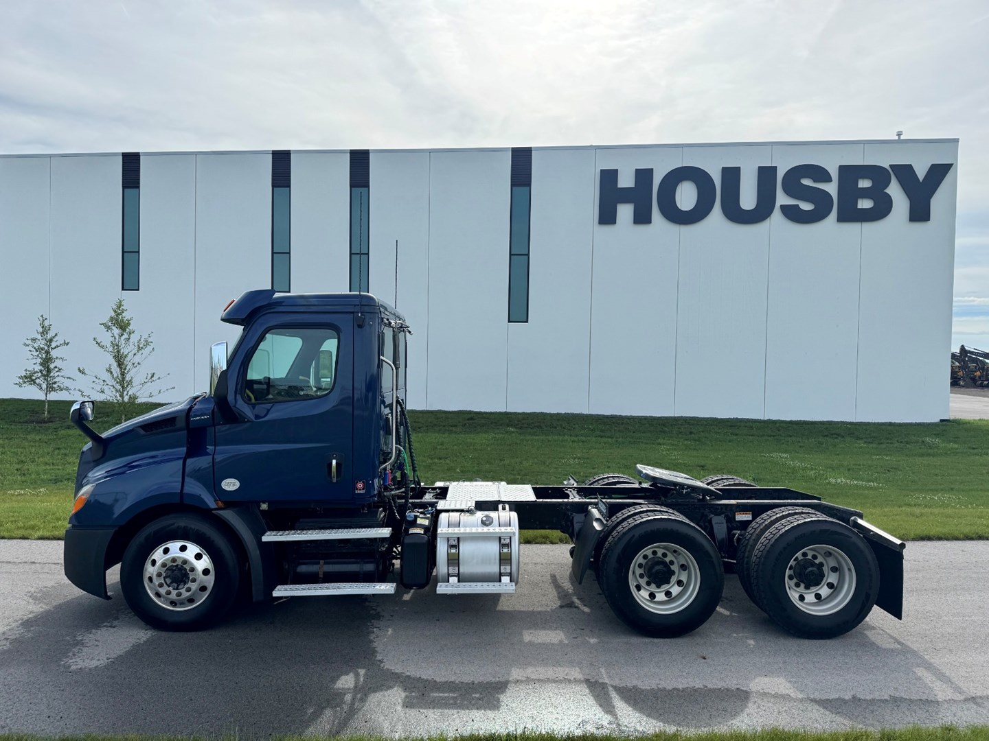 2019 FREIGHTLINER CASCADIA 113 - USED TRUCKS DAY CAB - image 3